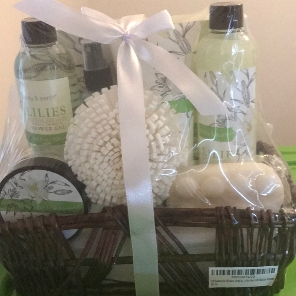 Body & Earth Bath Gift basket New
